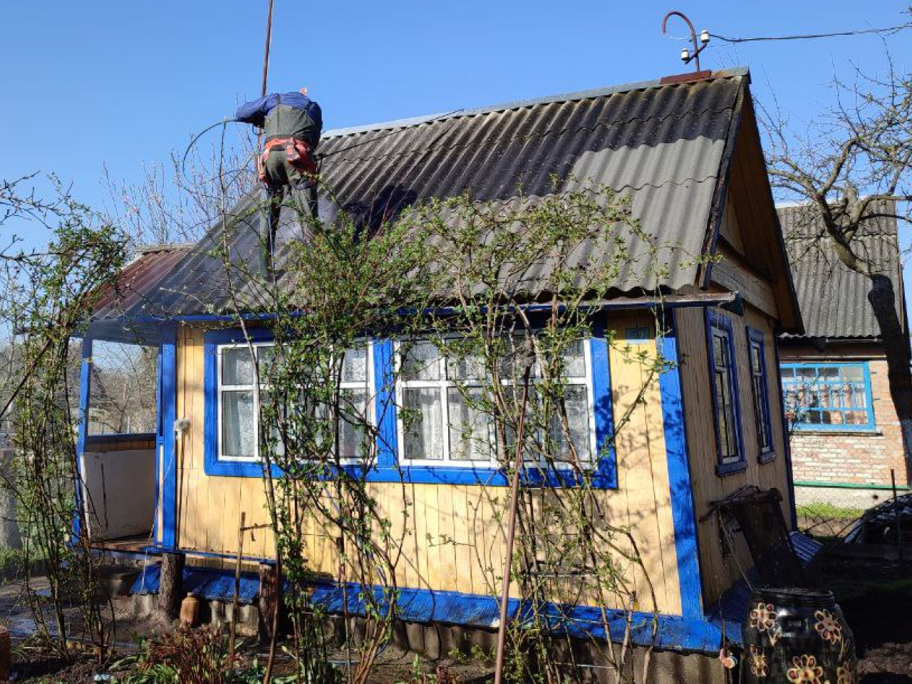 Покраска крыши в Гродненской области (фото ДО)